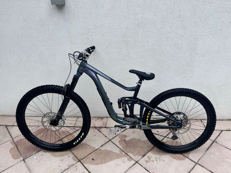 Used Giant Reign 1 2024 2024 Mountainbike, Black, 29 — image 2 of 11