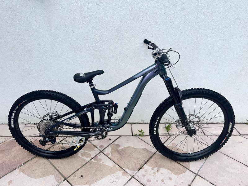 Used Giant Reign 1 2024 2024 Mountainbike, Black, 29 — image 4 of 11