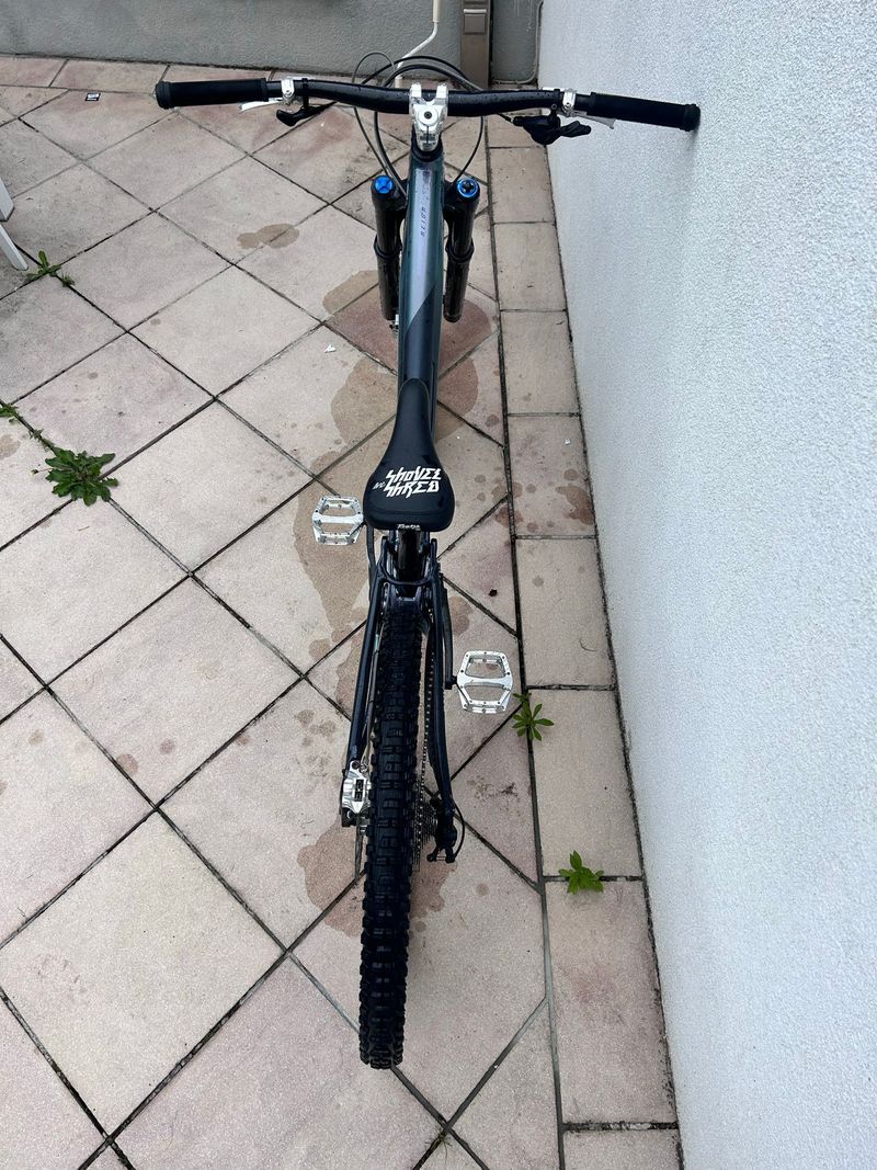 Used Giant Reign 1 2024 2024 Mountainbike, Black, 29 — image 10 of 11