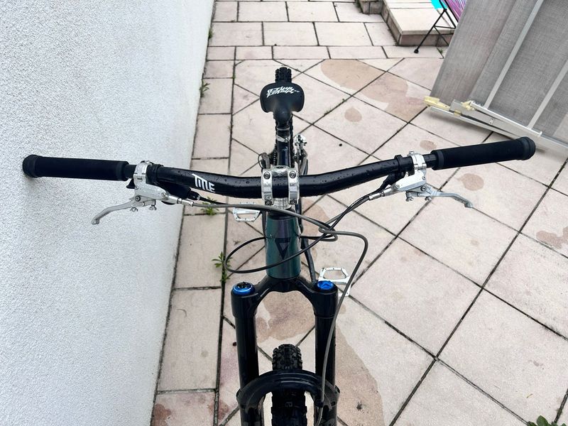 Used Giant Reign 1 2024 2024 Mountainbike, Black, 29 — image 5 of 11
