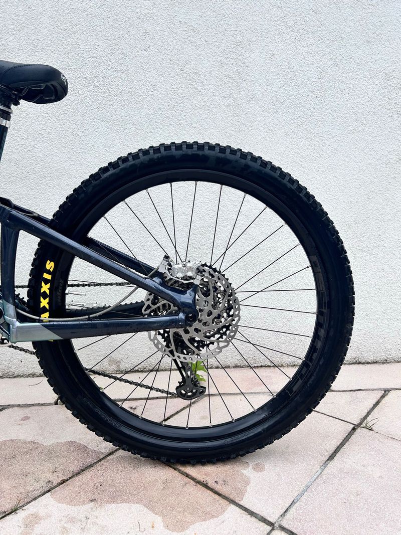 Used Giant Reign 1 2024 2024 Mountainbike, Black, 29 — image 9 of 11