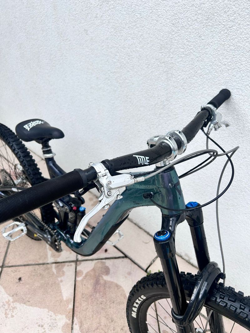 Used Giant Reign 1 2024 2024 Mountainbike, Black, 29 — image 3 of 11