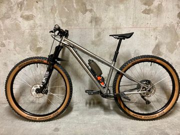 Tweedehands Genesis Tarn Shimano Deore XT 2022 Mountainbike — afbeelding 2 van 23
