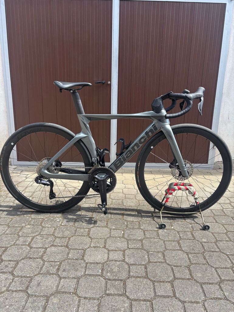 Used Bianchi Oltre - Ultegra Di2 2023 2023 Road & Gravel — image 1 of 3