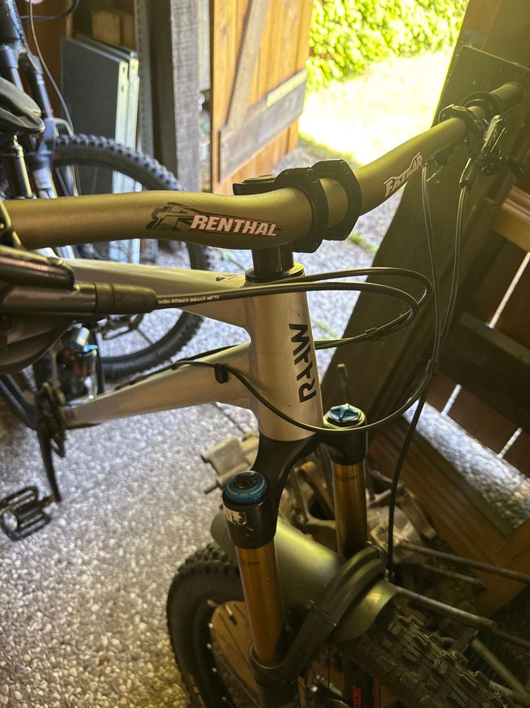 Used RAAW Jibb Shimano Deore XT 2022 Mountainbike, Light Gray — image 9 of 11