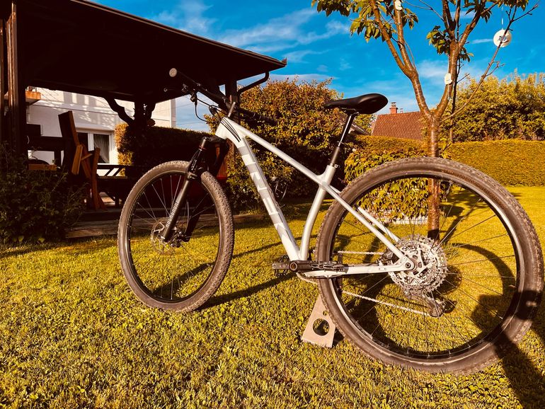 Used Trek Procaliber Shimano Deore XT 2025 bike, Light Gray — image 3 of 4