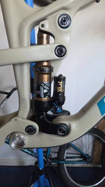 Propain Hugene 2 CF FACTORY 2025 Frameset 2025 Mountainbike usato, Bianco — immagine 3 di 4