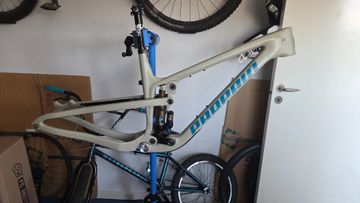 Propain Hugene 2 CF FACTORY 2025 Frameset 2025 Mountainbike usato, Bianco — immagine 2 di 4