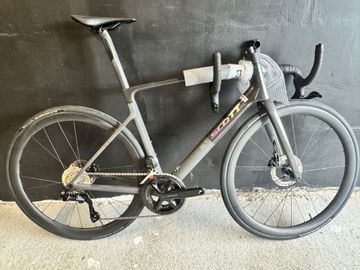 Scott Addict RC 30 2025 2025 Road & Gravel usato, Nero — immagine 1 di 4