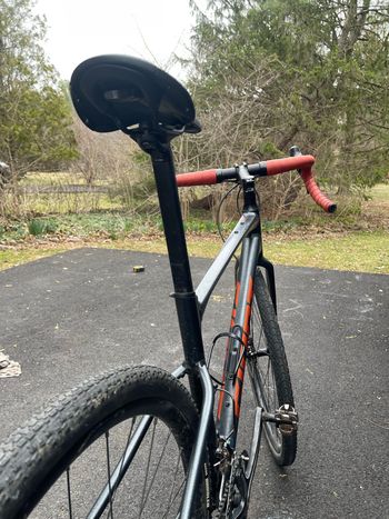 Used Giant Revolt 2 2022 2022 Road & Gravel, Light Gray — image 8 of 10