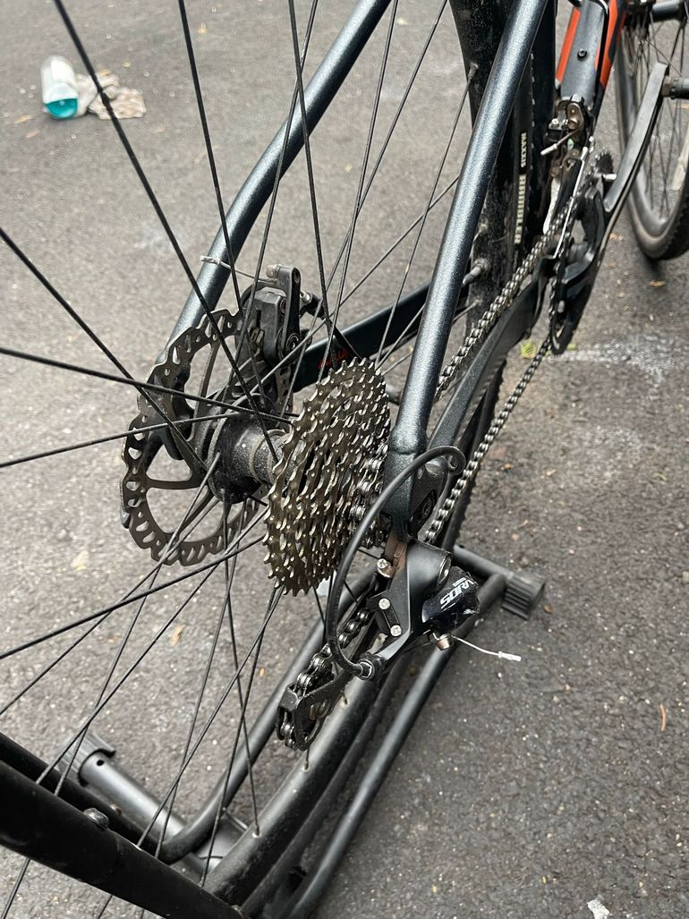 Used Giant Revolt 2 2022 2022 Road & Gravel, Light Gray — image 5 of 10