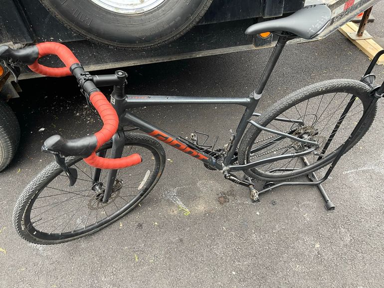 Used Giant Revolt 2 2022 2022 Road & Gravel, Light Gray — image 2 of 10