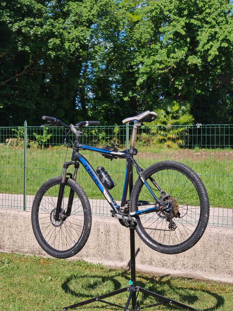 Used Trek 3700 Disc 2013 2013 Mountainbike, Black, 26 — image 6 of 6