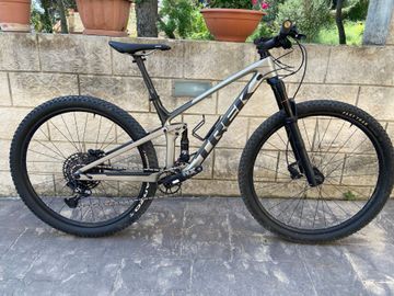 Używany Trek Top Fuel 9.7 2021 2021 Mountainbike — zdjęcie 1 z 8