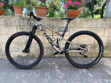 Używany Trek Top Fuel 9.7 2021 2021 Mountainbike — zdjęcie 2 z 8