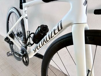 Used Specialized Tarmac SRAM Rival eTap AXS 2021 Road & Gravel, White — image 5 of 11