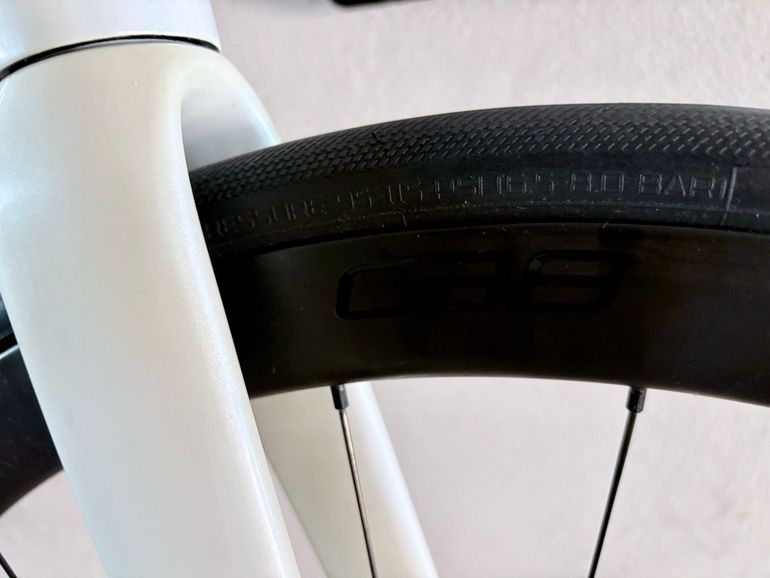 Used Specialized Tarmac SRAM Rival eTap AXS 2021 Road & Gravel, White — image 9 of 11
