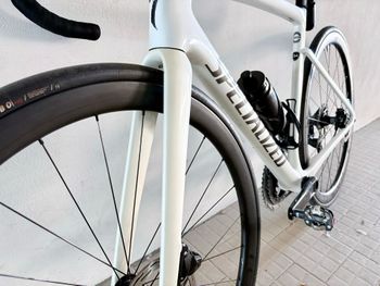 Used Specialized Tarmac SRAM Rival eTap AXS 2021 Road & Gravel, White — image 4 of 11