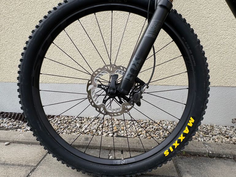 Used Scott Spark 700 Premium 2017 2017 Mountainbike, Black, 27.5 — image 7 of 12