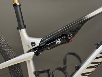 Gebrauchtes Canyon Lux Trail CF 7 2024 2024 Mountainbike, Hellgrau, 29 — Bild 5 von 8