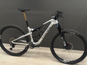 Gebrauchtes Canyon Lux Trail CF 7 2024 2024 Mountainbike, Hellgrau, 29 — Bild 6 von 8