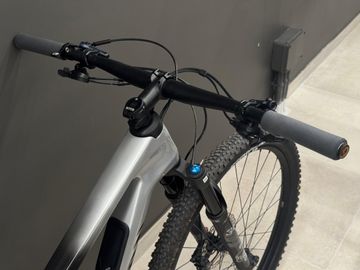 Gebrauchtes Canyon Lux Trail CF 7 2024 2024 Mountainbike, Hellgrau, 29 — Bild 7 von 8