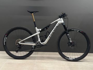 Gebrauchtes Canyon Lux Trail CF 7 2024 2024 Mountainbike, Hellgrau, 29 — Bild 1 von 8