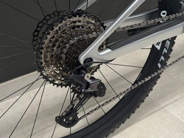 Gebrauchtes Canyon Lux Trail CF 7 2024 2024 Mountainbike, Hellgrau, 29 — Bild 4 von 8