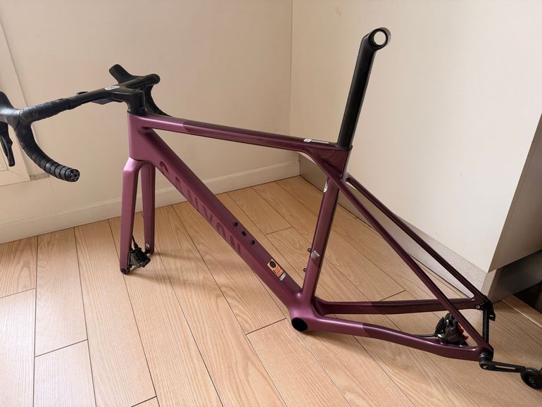 Used Canyon Ultimate CF SLX 8 Di2 2023 Frameset 2023 Road & Gravel — image 2 of 9
