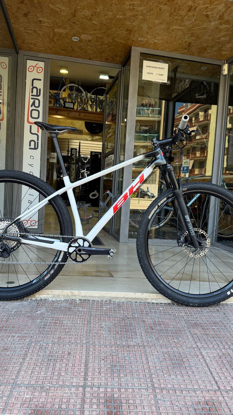 Used BH ULTIMATE RC 7.7 2022 2022 Mountainbike, White, 29 — image 2 of 14