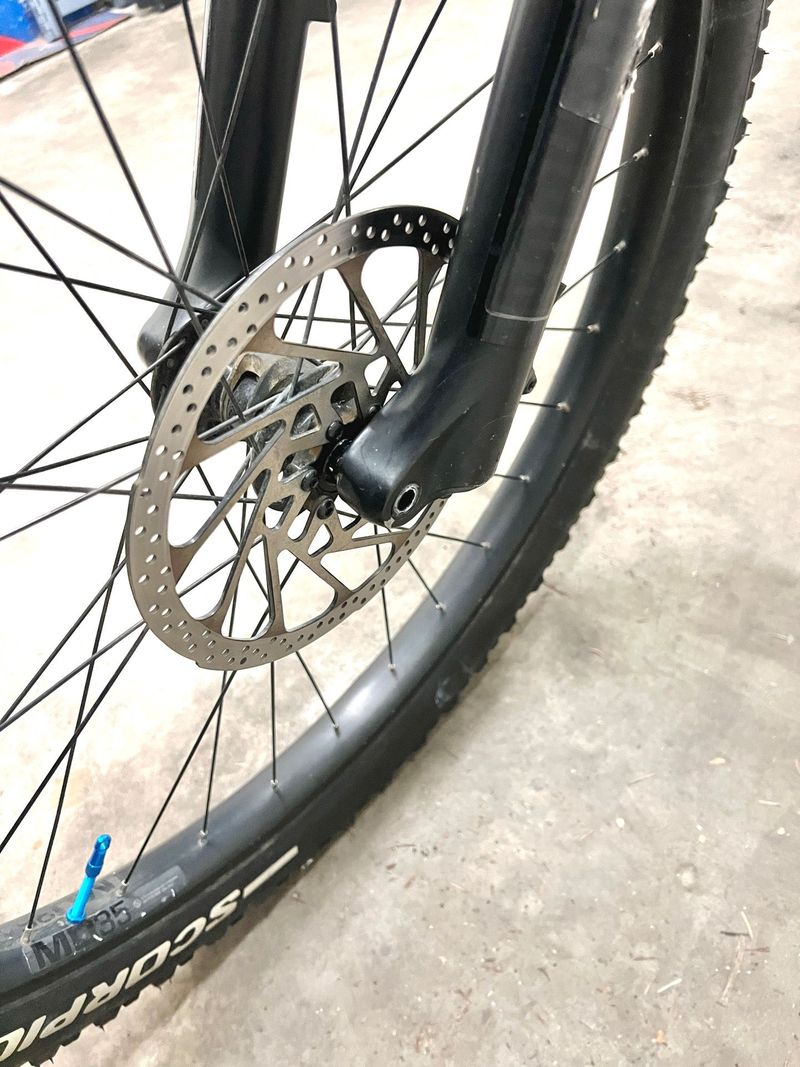 Brugt Trek Fuel EXe Shimano Deore XT 2024 Mountainbike — billede 7 af 8