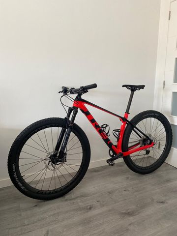Used Trek Procaliber 9.5 2022 2022 Mountainbike, Red, 29 — image 2 of 14
