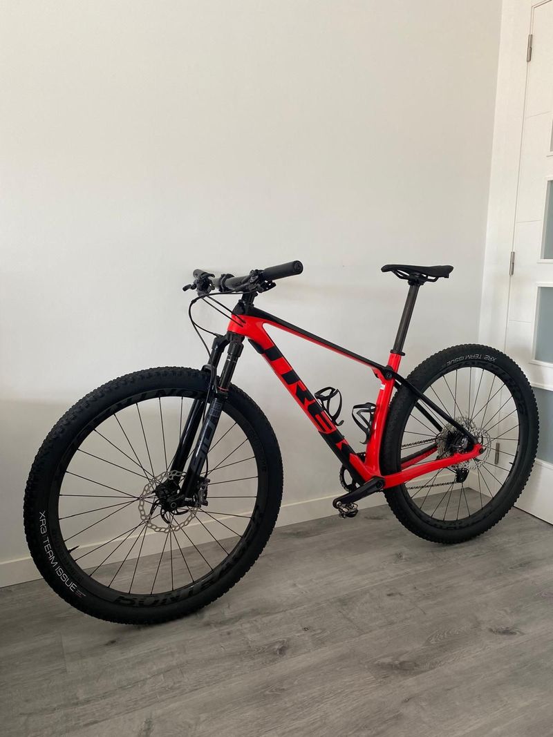 Used Trek Procaliber 9.5 2022 2022 Mountainbike, Red, 29 — image 2 of 14