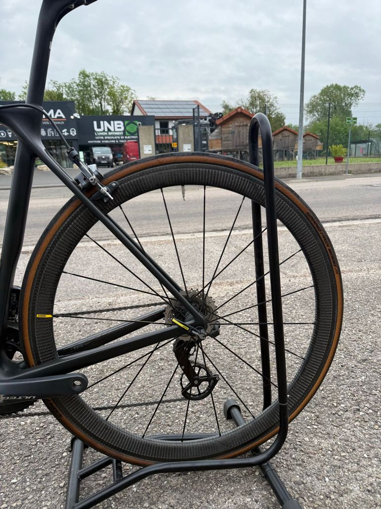 Used Canyon Ultimate CF SL Disc 8.0 Di2 2020 2020 Road & Gravel — image 10 of 14