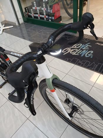 Used Orbea GAIN M30 2025 2025 Road & Gravel, White — image 3 of 10