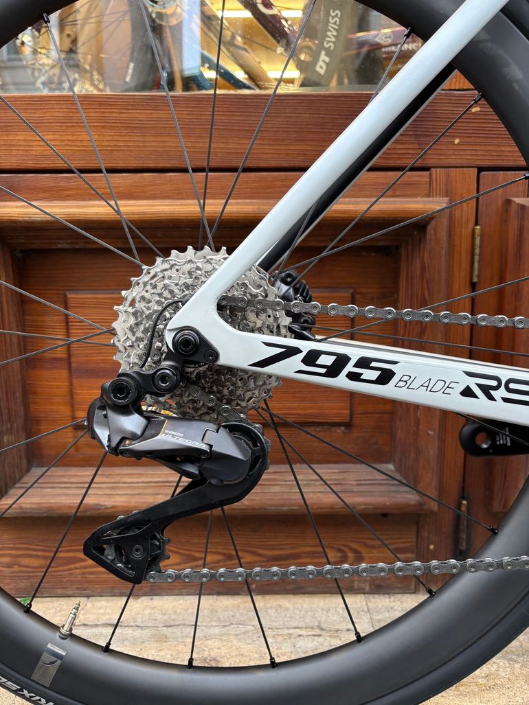 Used Look 795 BLADE RS 2 DISC ULTEGRA DI2 12V WHITE PLATINIUM 2026 Road & Gravel, White — image 7 of 8