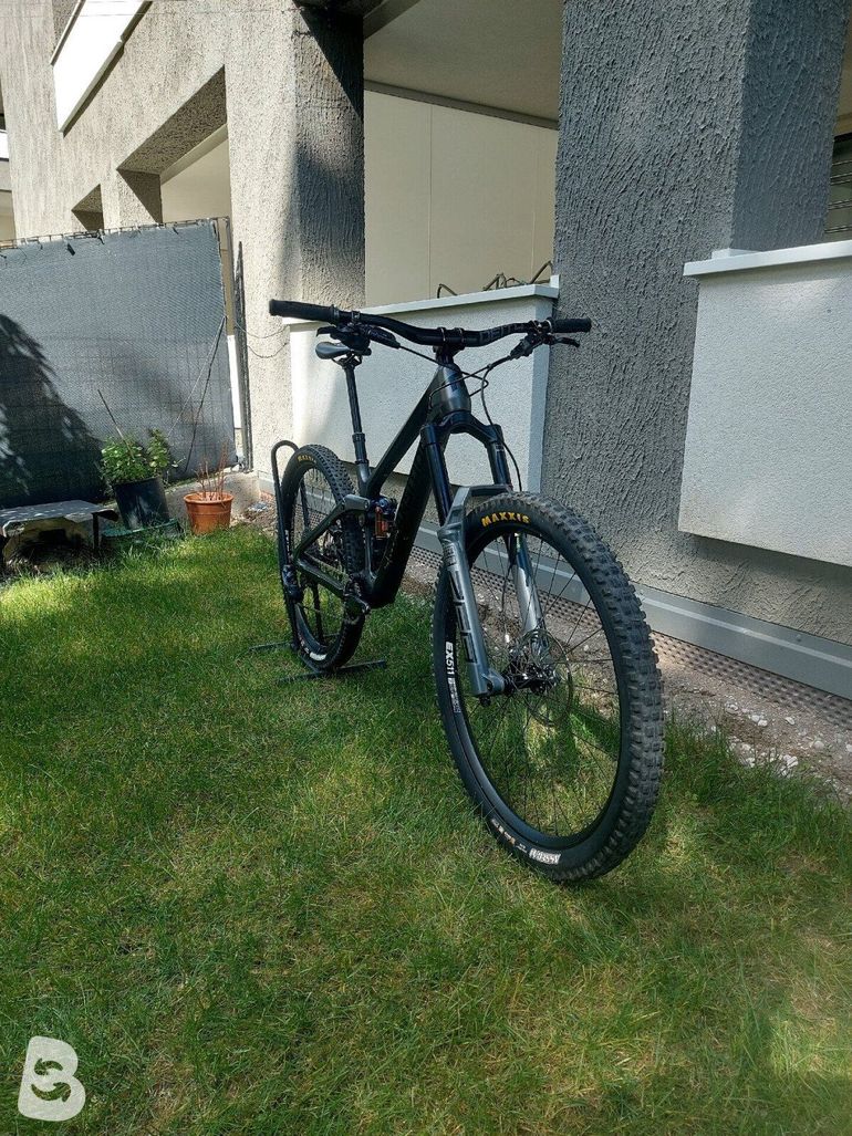 Used Transition V2 Carbon 2022 Mountainbike, Light Gray, 29 — image 2 of 10