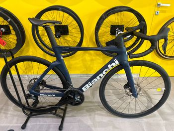 Used Bianchi Oltre Comp 105 Di2 2025 2025 Road & Gravel — image 2 of 4