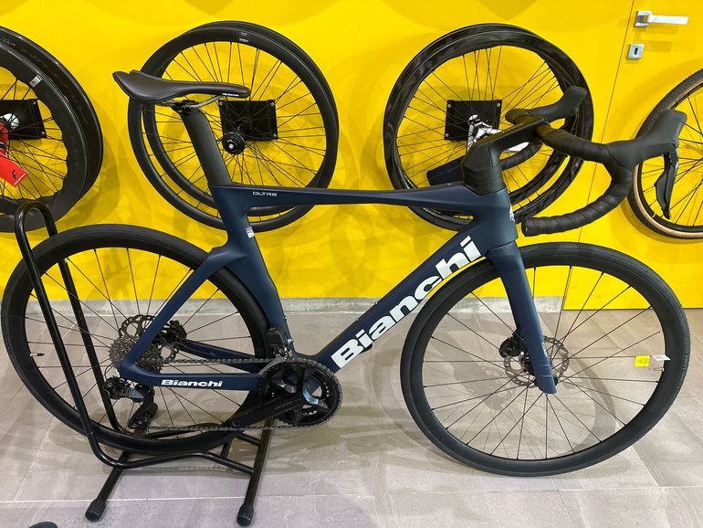 Used Bianchi Oltre Comp 105 Di2 2025 2025 Road & Gravel — image 2 of 4