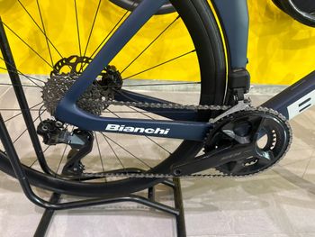 Used Bianchi Oltre Comp 105 Di2 2025 2025 Road & Gravel — image 3 of 4
