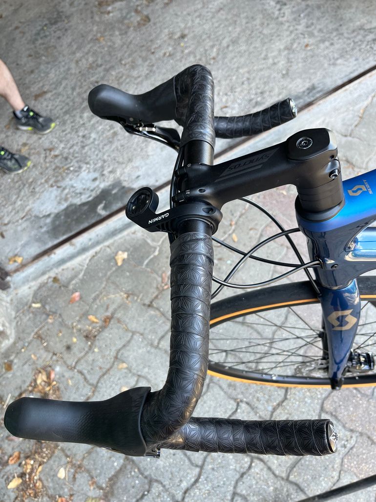 Used Scott Addict 10 disc 2021 2021 Road & Gravel — image 2 of 8