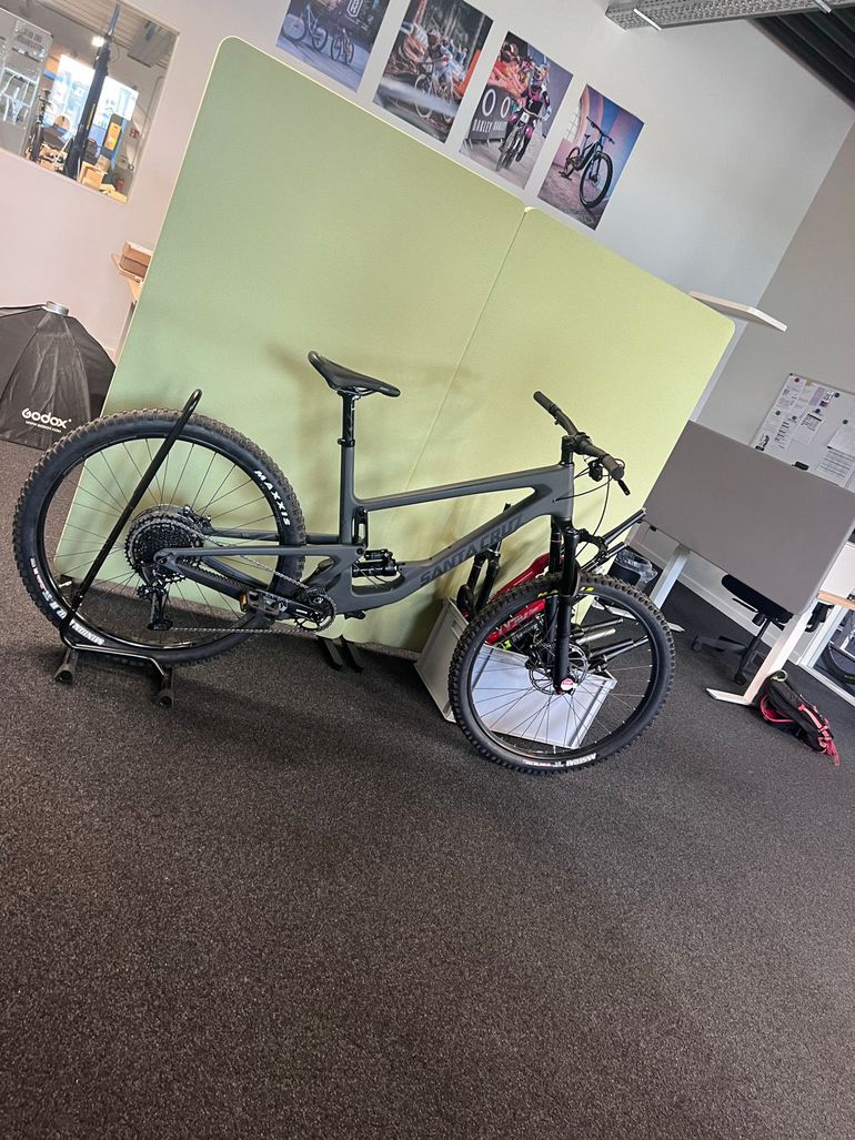 Used Santa Cruz Megatower R / Carbon C / 29 2020 2020 Mountainbike, Black, 29 — image 1 of 9