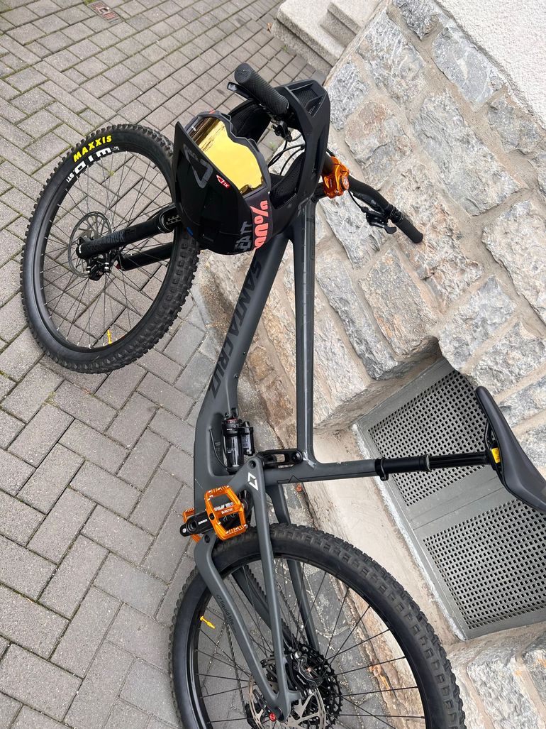 Used Santa Cruz Megatower R / Carbon C / 29 2020 2020 Mountainbike, Black, 29 — image 2 of 9