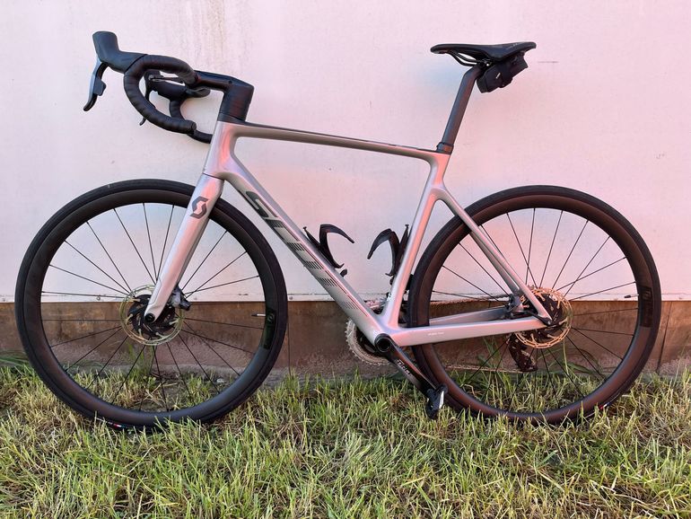 Used Scott Addict RC 10 2022 2022 Road & Gravel, Hellgrau — image 1 of 3
