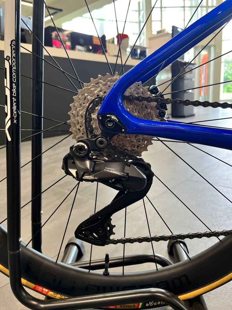Used Cannondale SuperSix EVO Crb 2 Sonic Blue 2024-2025 2024 Road & Gravel — image 8 of 11