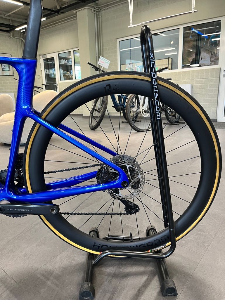 Used Cannondale SuperSix EVO Crb 2 Sonic Blue 2024-2025 2024 Road & Gravel — image 4 of 11