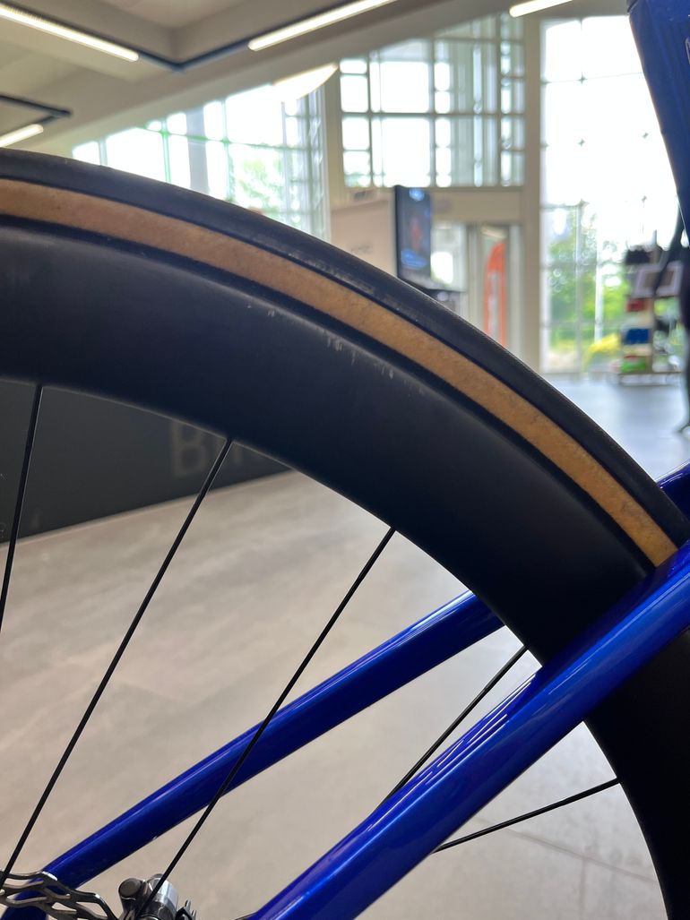Used Cannondale SuperSix EVO Crb 2 Sonic Blue 2024-2025 2024 Road & Gravel — image 9 of 11
