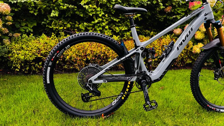 Used Pivot SHUTTLE SL Pro X0 Eagle Transmission 2024 2024 Mountainbike — image 2 of 8