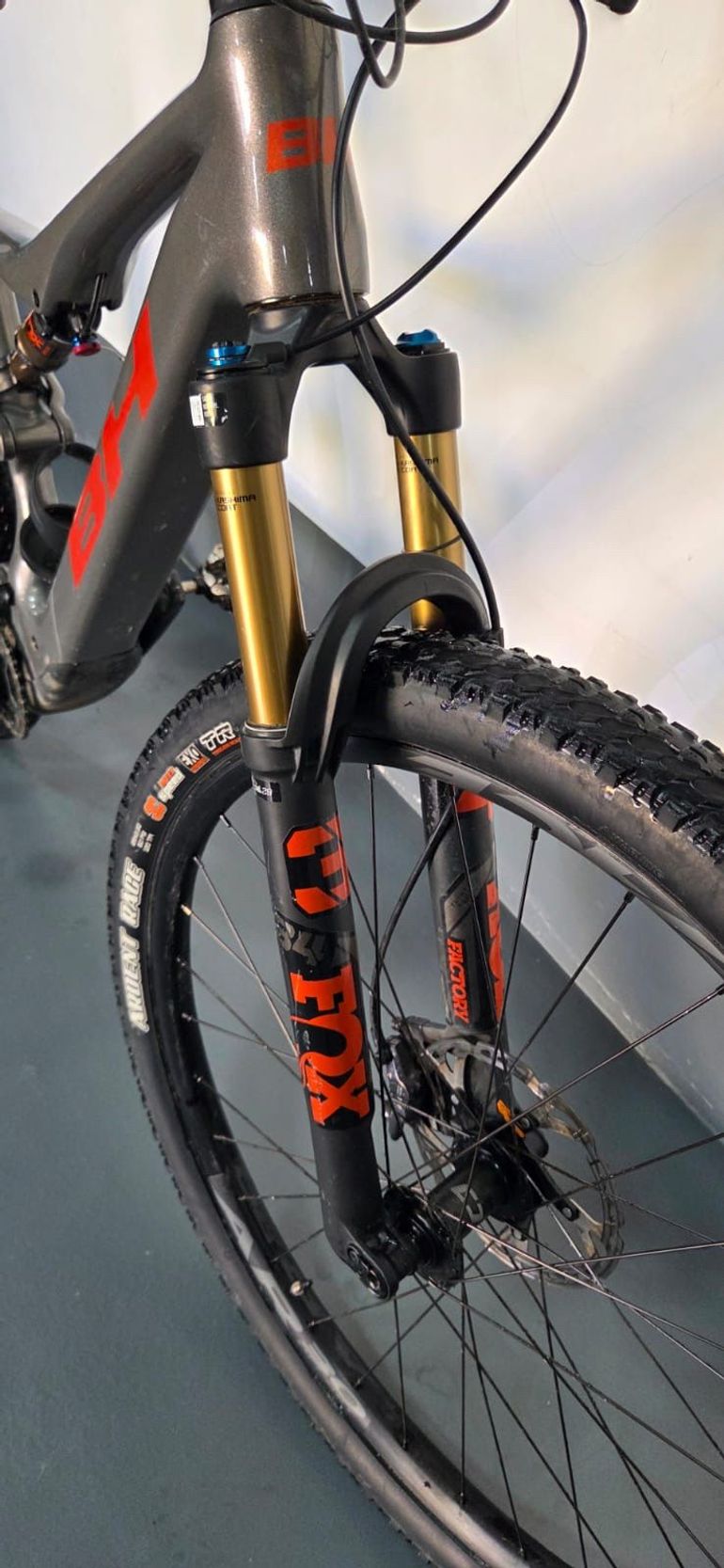 Used BH iLYNX RACE CARBON PRO 7.9 2022 2022 Mountainbike, Light Gray, 29 — image 5 of 7