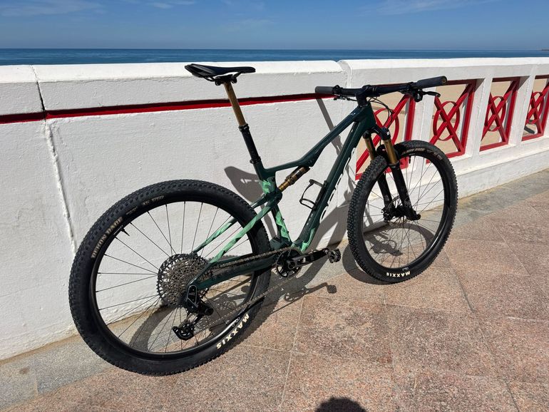 Used Orbea OIZ M-TEAM AXS 2024 2024 Mountainbike, Green, 29 — image 1 of 12